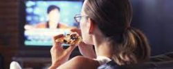 Aumenta riesgo de sufrir trastornos alimentarios al comer solo y viendo pantallas